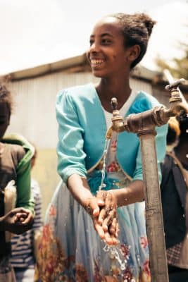 Projektbild-Mädchen wäscht sich Hände-Viva con Agua
