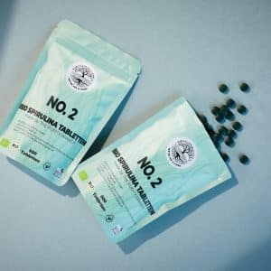 No. 2 Bio Spirulina Tabletten - graugrüner Hintergrund